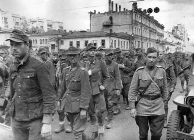 رژهٔ اسیران آلمانی در مسکو 1944؛ روزی که شوروی پیروزی خود را به جهانیان نشان داد